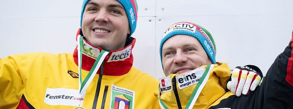 Simon Wulff (l) und Francesco Friedrich haben auch das zweite Rennen in Sigulda gewonnen. - © Sebastian Kahnert/dpa
