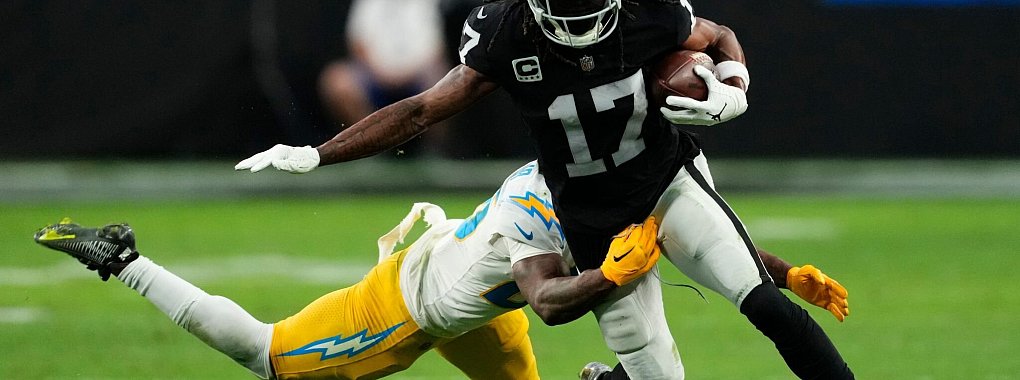 Die New York Jets haben Davante Adams (r) von den Las Vegas Raiders verpflichtet. - © Matt York/AP/dpa