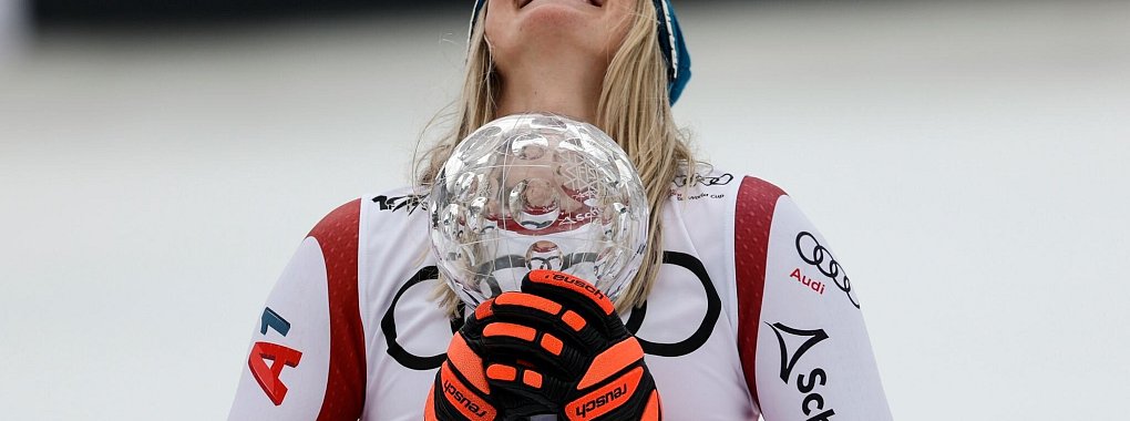 Nach ihrem Abfahrtssieg jubelt Cornelia H&uuml;tter mit der Kristallkugel-Troph&auml;e. - &copy; Alessandro Trovati/AP/dpa