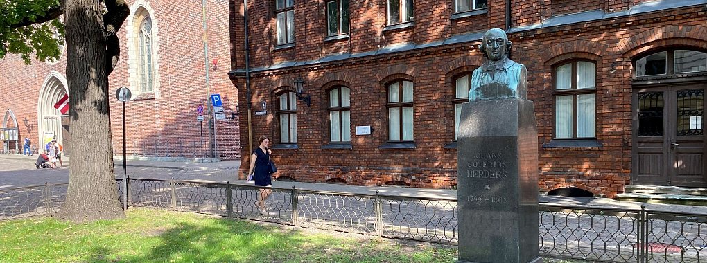 Das Denkmal f&uuml;r Johann Gottfried Herder (1744-1803) steht auf dem Herderplatz neben dem Rigaer Dom. Mit einem &ouml;ffentlichen Gedenken hat Riga den 280. Geburtstag des deutschen Philosophen, Schriftstellers und Theologen gefeiert. - &copy; Alexander Welscher/dpa