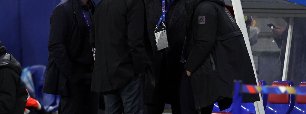 DFB-Präsident Bernd Neuendorf (M) im Gespräch mit DFB-Sportdirektor Rudi Völler, DFL-Aufsichtsratschef Hans-Joachim Watzke und DFB-Geschäftsführer Andreas Rettig. - © Christian Charisius/dpa