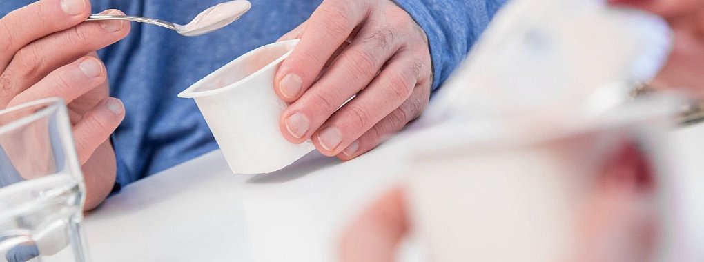 Joghurtbecher richtig recyceln - &copy; Foto: Christin Klose/dpa-tmn