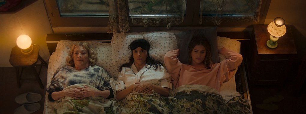 Carmen Maura, Victoria Baz&uacute;a and Eva Longoria in "Land of Women" bei Apple TV+. - &copy; -/Apple TV+/dpa