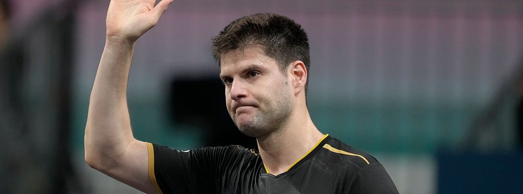 Überraschendes Aus: Dimitrij Ovtcharov verlor in Frankfurt schon in der ersten Runde. - © Petros Giannakouris/AP/dpa