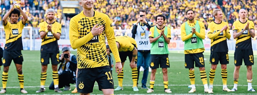 Marco Reus bedankt sich bei den Dortmunder Fans. - &copy; Bernd Thissen/dpa