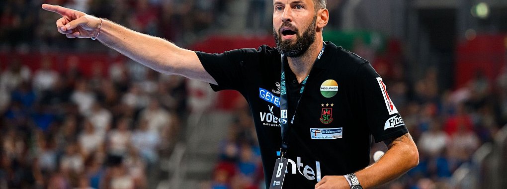 Trainer Bennet Wiegert vom SC Magdeburg berührt der Anschlag immer noch sehr - © Marco Wolf/dpa