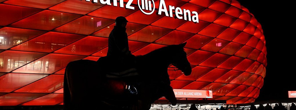 Die Allianz Arena in München erstrahlt vor dem Heimspiel des FC Bayern gegen RB Leipzig in Rot. - © Sven Hoppe/dpa
