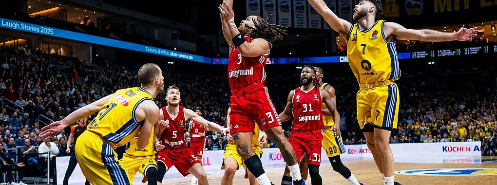 Bayerns Carsen Edwards steigt gegen Alba zum Korb hoch. - © Julius Frick/dpa
