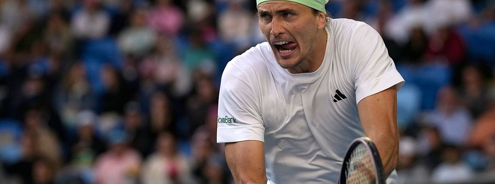 Alexander Zverev spielt einen R&uuml;ckhand-Return gegen den Briten Cameron Norrie w&auml;hrend ihres Viertrunden-Matches. - &copy; Alessandra Tarantino/AP