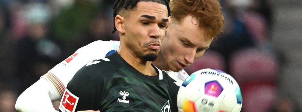 Der Mainzer Sepp van den Berg (r) köpft gegen Bremens Justin Njinmah. - © Torsten Silz/dpa