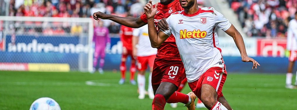 Kein Sieger im Duell Regensburg gegen Kaiserslautern. - © Armin Weigel/dpa