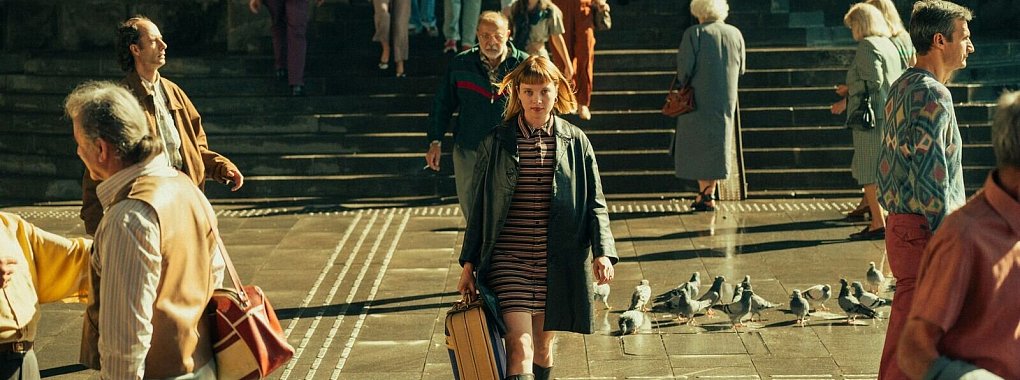 Die ehemalige DDR-Auftragskillerin Kleo sucht in der gleichnamigen Netflix-Serie einen Koffer. - &copy; Robert Palka/Netflix/Netflix/dpa