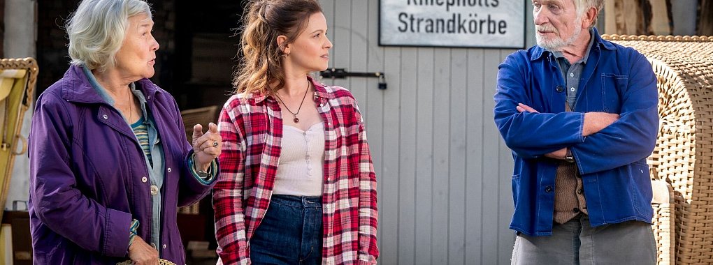 Eva (Jennifer Ulrich, M) möchte die Werkstatt von Hinrich (Hermann Beyer) übernehmen und bekommt Unterstützung von Hinrichs Ex-Frau Heide (Jutta Wachowiak). - © ARD Degeto/Sabotage Films GmbH/dpa