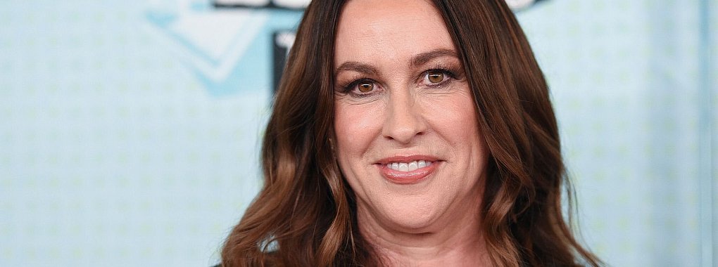 Auch Alanis Morissette kündigte ihren Auftritt beim Benefizkonzert für die Betroffenen der Brände an. (Archivbild) - © Richard Shotwell/Invision/AP/dpa