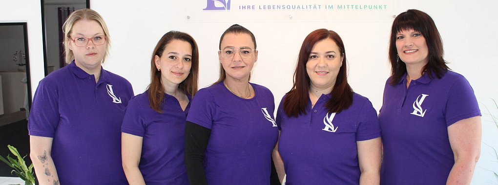 Stefanie Ebbers, Berna Topcu, Serpil Kantarcioglu, Natalia Schaaf und Fabienne Reuter (von links) verstehen Pflege als ein Gesamtkonzept, das auch soziale Aspekte abdeckt. - © Benjamin Marquardt