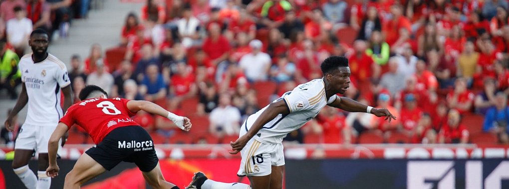 Reals Aur&eacute;lien Tchouam&eacute;ni (r) wurde beim Sieg auf Mallorca rassistisch beleidigt. - &copy; Francisco Ubilla/AP/dpa