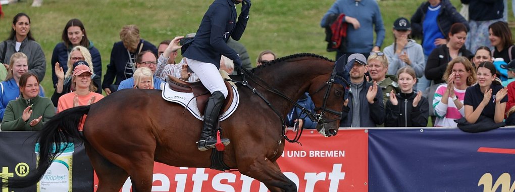 Vielseitigkeitsreiter Michael Jung reitet auf Chipmunk in der Springpr&uuml;fung. - &copy; Friso Gentsch/dpa