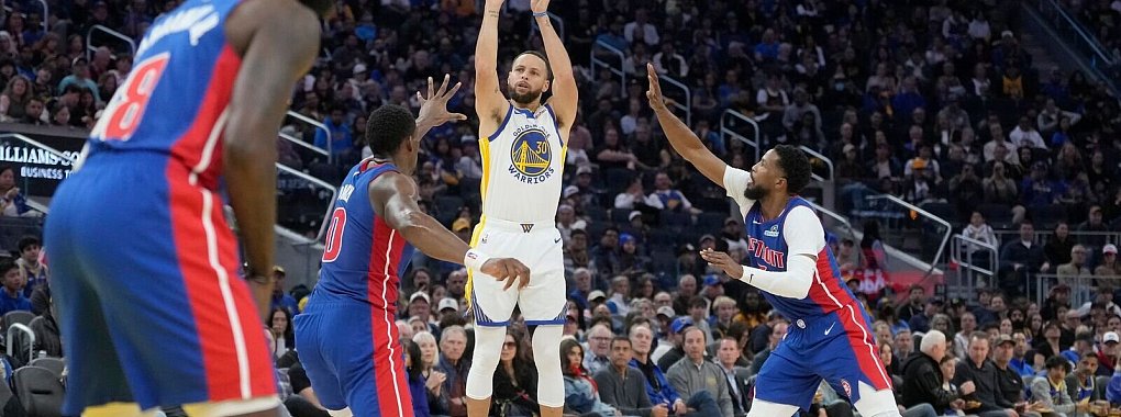 Stephen Curry und die Warriors vermiesten Dennis Schröder die Rückkehr ins Chase Center. - © Jeff Chiu/AP/dpa