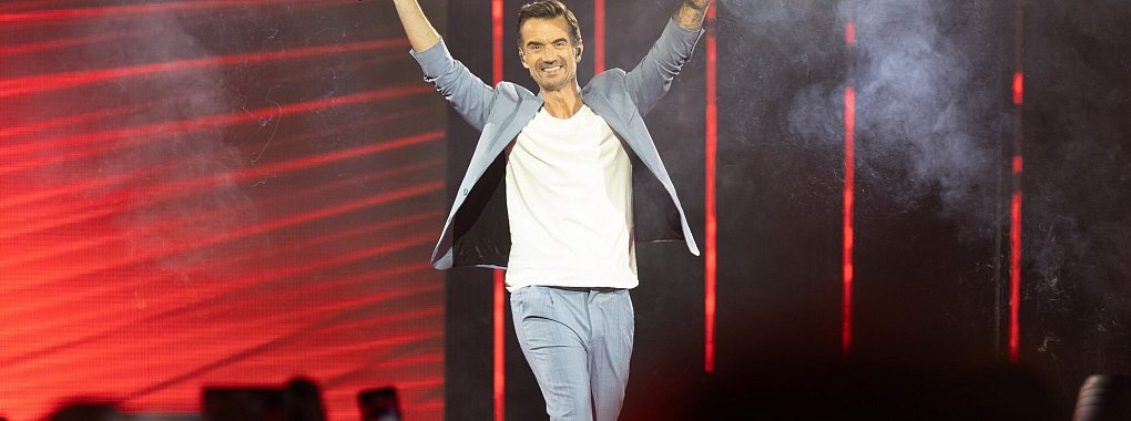 Florian Silbereisen begr&uuml;&szlig;t zum Tourauftakt &laquo;Das gro&szlig;e Schlagerfest. XXL&raquo; in der WT Energiesysteme Arena Riesa die 5.000 Schlagerfans. - &copy; Daniel Sch&auml;fer/dpa