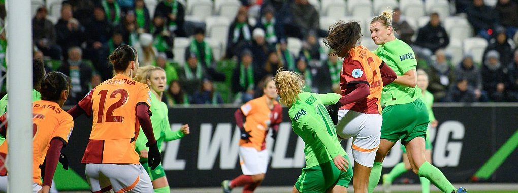 Alexandra Popp (r) bringt den VfL gegen Galatasaray auf die Siegstraße. - © Swen Pförtner/dpa