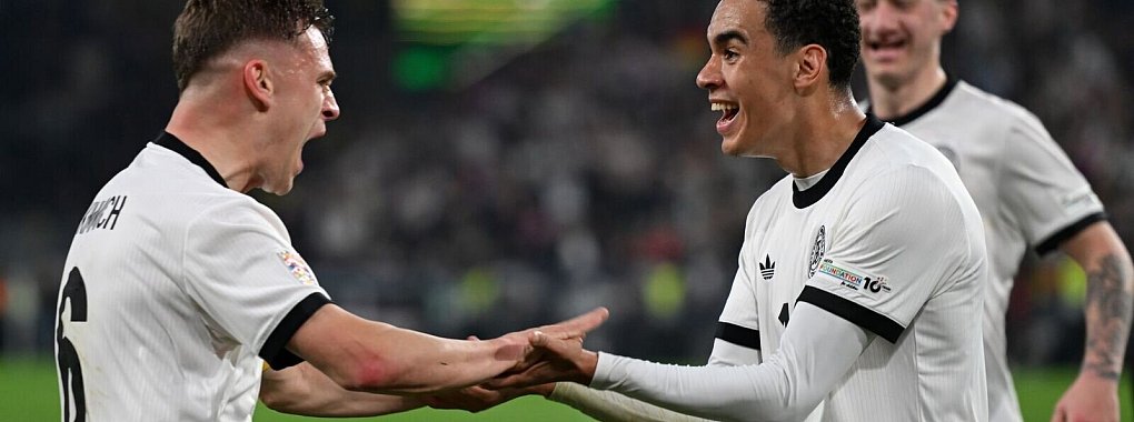 Joshua Kimmich (l) und Jamal Musiala feiern ihren Tor-Clou. - © Fabian Strauch/dpa