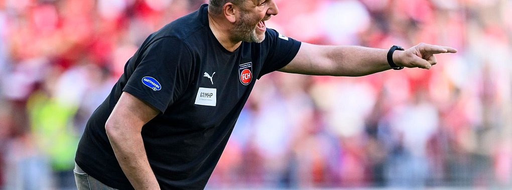 Trainer Frank Schmidt fehlt im letzten Heimspiel der ersten Heidenheimer Bundesliga-Saison. - &copy; Tom Weller/dpa