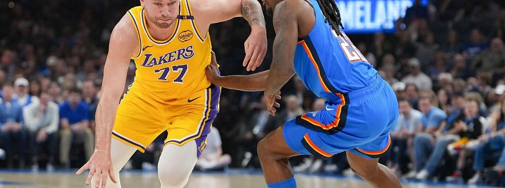 Luka Doncic (l.) wird des Feldes verwiesen. - © Kyle Phillips/AP/dpa