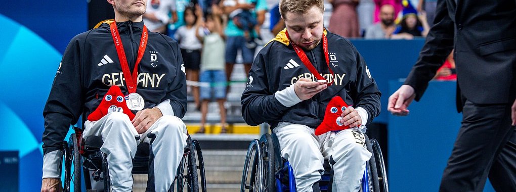 Silber f&uuml;r das Tischtennis-Doppel Thomas Schmidberger (l) und Valentin Baus (r). - &copy; Jens B&uuml;ttner/dpa