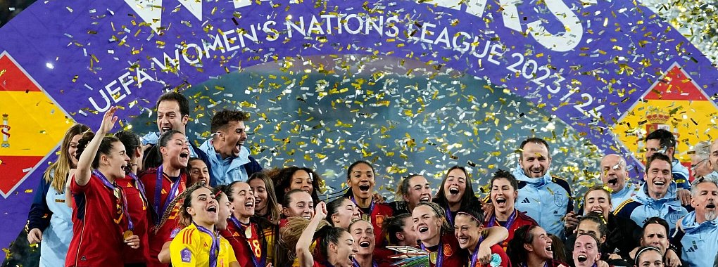 Die Spanierinnen jubeln bei der Siegerehrung mit dem Pokal. - &copy; Jose Breton/AP/dpa