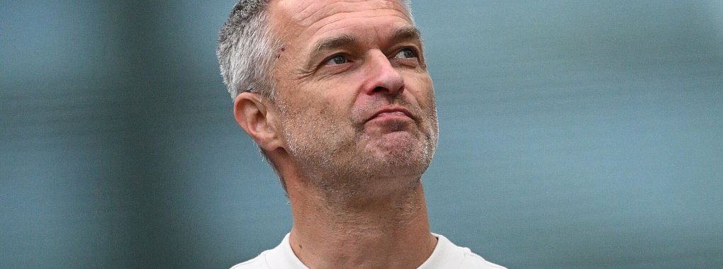 Christian Wück feiert im Wembley-Stadion gegen England sein Debüt als Trainer der deutschen Fußballerinnen. - © Sebastian Christoph Gollnow/dpa