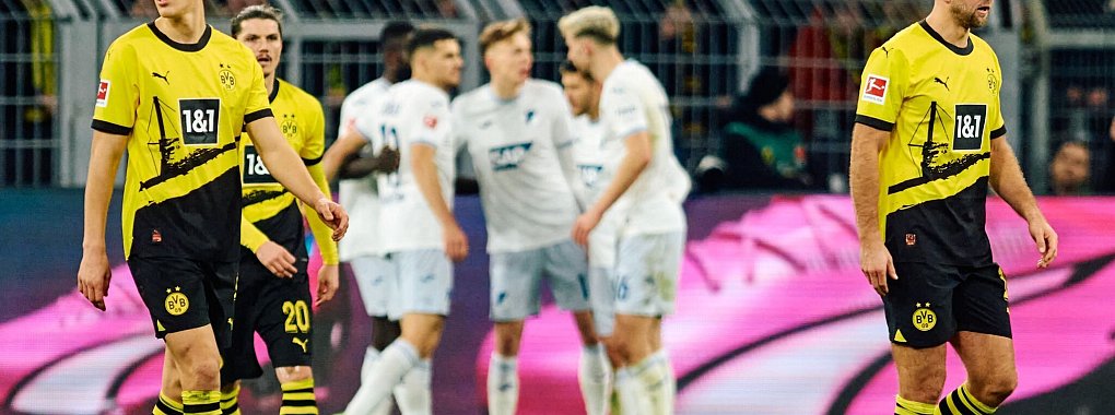 Die BVB-Profis Nico Schlotterbeck, Marcel Sabitzer und Niclas F&uuml;llkrug (l-r) sind nach einem Gegentreffer entt&auml;uscht. - &copy; Bernd Thissen/dpa