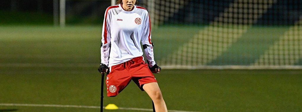 &laquo;Kicken bedeutet mir alles&raquo;, sagt Nicola Roos. - &copy; Uwe Anspach/dpa