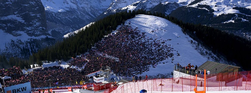Vor spektakulärer Kulisse rast Marco Odermatt zum Wengen-Sieg. - © Jean-Christophe Bott/KEYSTONE/dpa