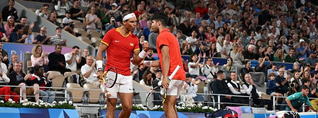 Rafael Nadal (l) und Carlos Alcaraz haben ihre Auftaktaufgabe im olympischen Doppel-Turnier gemeistert. - &copy; Marijan Murat/dpa