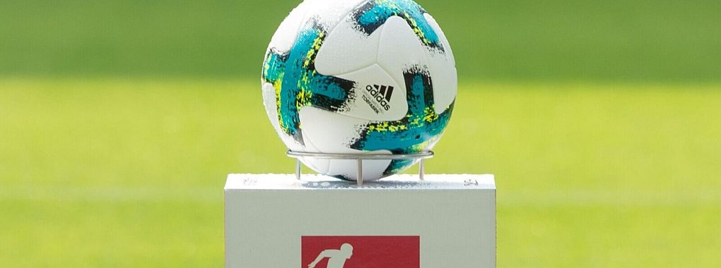 Adidas stellte schon in der Vergangenheit wie hier 2017 den offiziellen Bundesliga-Spielball. - © Sebastian Kahnert/dpa
