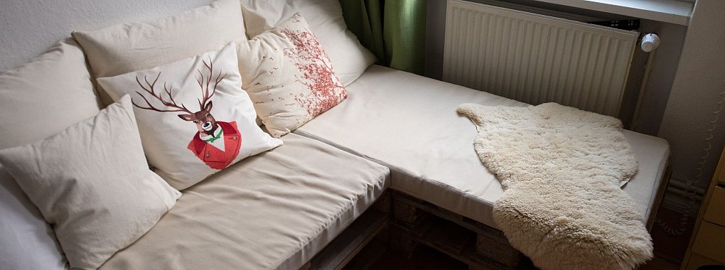 Ein Klassiker des Upcyclings: Alte Europaletten bekommen ein zweites Leben als gemütliches Sofa. - © Inga Kjer/dpa-tmn