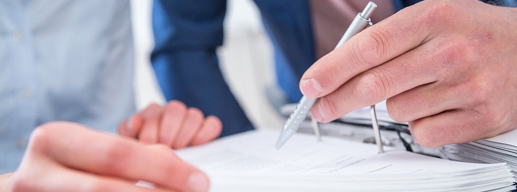 Wichtige Unterlagen wie Jahresabschlüsse und Einkommensteuerbescheide sollten Selbstständige bereitliegen haben, wenn sie einen Kredit von der Bank wollen. - © Christin Klose/dpa-tmn