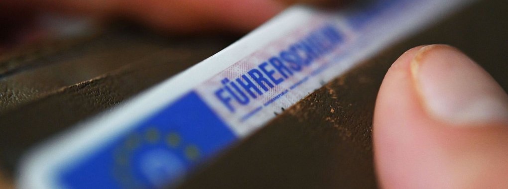 Millionen F&uuml;hrerscheine m&uuml;ssen umgetauscht werden, darunter auch Scheckkartenf&uuml;hrerscheine, die zwischen dem 1. Januar 1999 und dem 18. Januar 2013 ausgegeben wurden - f&uuml;r die gilt allerdings: erst ab 2026 stufenweise. - &copy; Marijan Murat/dpa/dpa-tmn