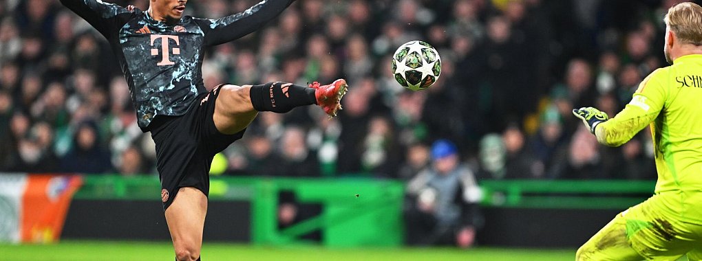 Celtic-Torwart Kasper Schmeichel (r) in Aktion heim Hinspiel gegen Bayerns Leroy Sané. - © Sven Hoppe/dpa
