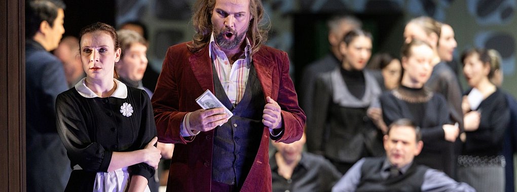 Die S&auml;nger Monika Reinhard (Regine Engstrand), Mikko J&auml;rviluoto (Jacob Engstrand) und der Chor proben am Staatstheater Meiningen die Oper "Gespenster". - &copy; Michael Reichel/dpa