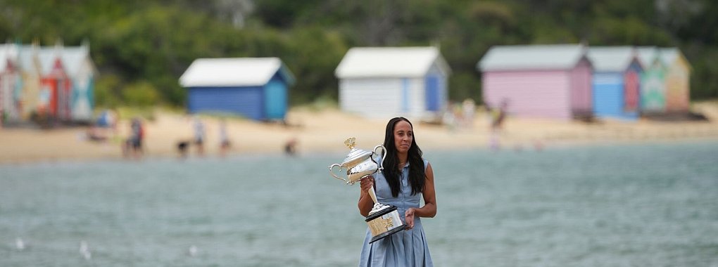 Madison Keys war sichtlich stolz beim Fotoshooting als Australian-Open-Gewinnerin. - © Vincent Thian/AP/dpa