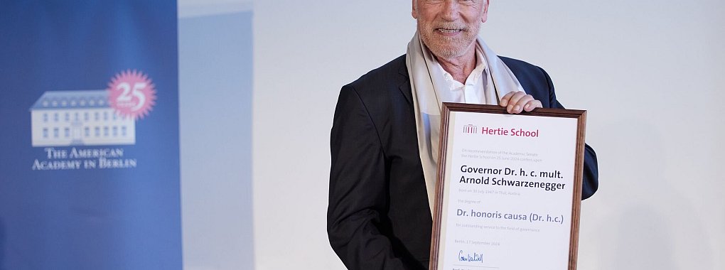 Die Hertie School hat dem Ex-Gouverneur von Kalifornien, Arnold Schwarzenegger, die Ehrendoktorwürde verliehen. - © Joerg Carstensen/dpa