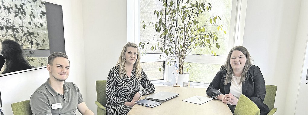 Pflegedienstleiter Sebastian Enskat (links), die stellvertretende Krankenhausdirektorin Lara Sterwald (Mitte) und Sabrina Zientek, Krankenhausdirektorin des AMEOS Klinikums Bad Salzuflen und stellvertretende Regionalgeschäftsführerin AMEOS West, wollen für die Stationsteams eine bessere Vereinbarkeit von Beruf und Privatleben erreichen. - © AMEOS