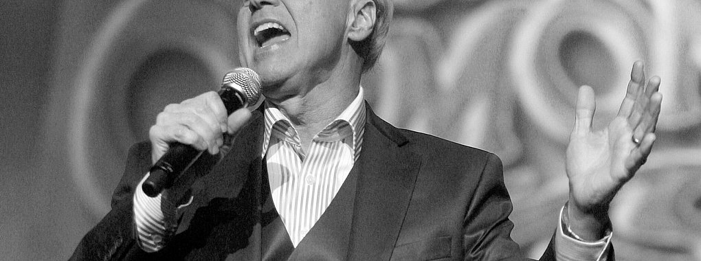 Wayne Osmond bei einem Auftritt zum 50-jährigen Jubiläum der Osamonds-Show. (Archivbild) - © Isaac Brekken/A-BREKKEN via AP/dpa