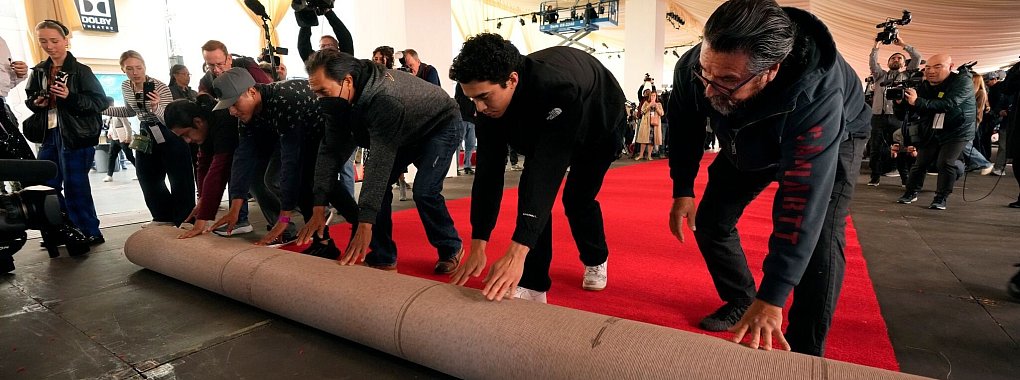 Knapp 100 Meter lang und gut zehn Meter breit bedeckt der Teppich ein Stück des sonst stark befahrenen Hollywood Boulevards. - © Chris Pizzello/Invision/AP/dpa