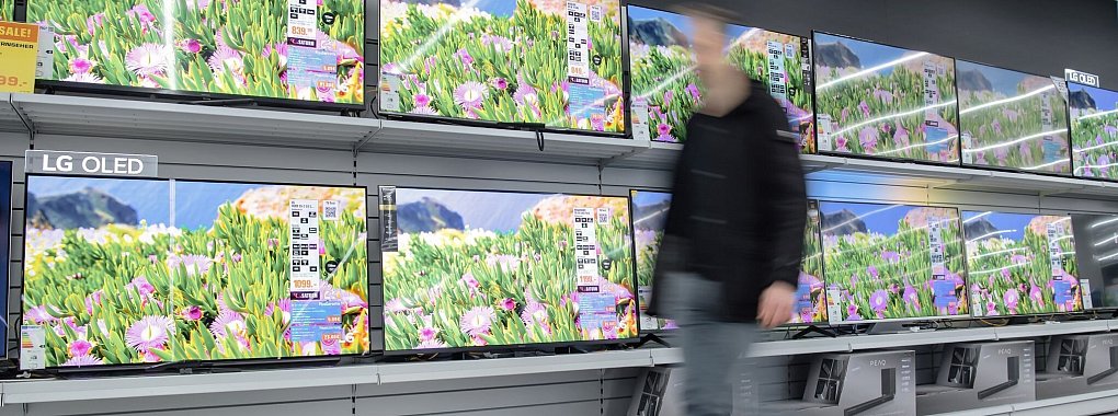 Günstiger Preis oder bessere Energieeffizienz? Einen Überblick über die erwartbaren Kosten von Fernsehern und anderen Geräten lässt sich mit dem Haushaltsgeräte-Rechner der Verbraucherzentralen verschaffen. - © Laura Ludwig/dpa-tmn/dpa