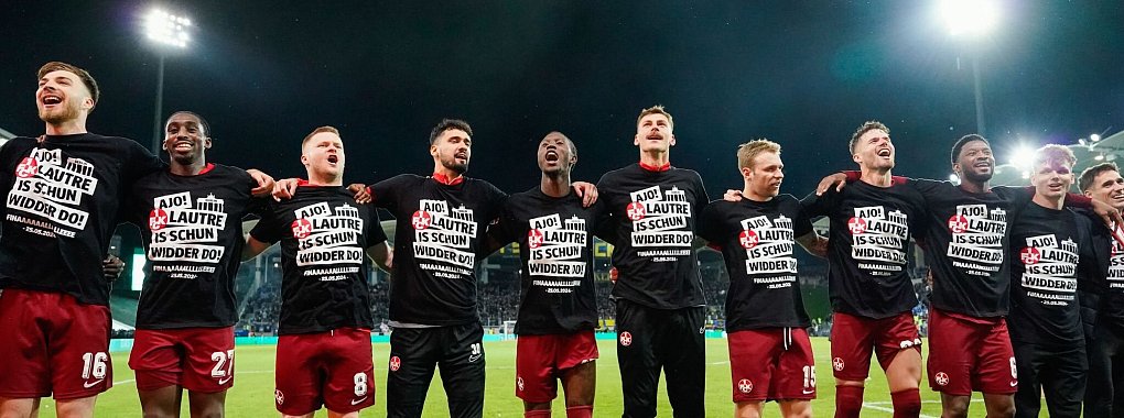 Die Spieler des 1. FC Kaiserslautern feiern den Einzug ins Finale des DFB-Pokals. - &copy; Uwe Anspach/dpa