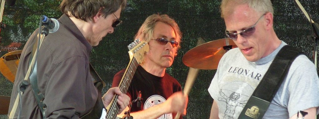 Ungebremste Spielfreude: Dem Hippie-Alter längst entwachsen, geht "Kraan" alias Peter Wolbrandt, Jan Fride Wolbrandt und Hellmut Hattler (von links) noch immer auf Tournee - hier spielen sie in Wiesbaden. - © Passus