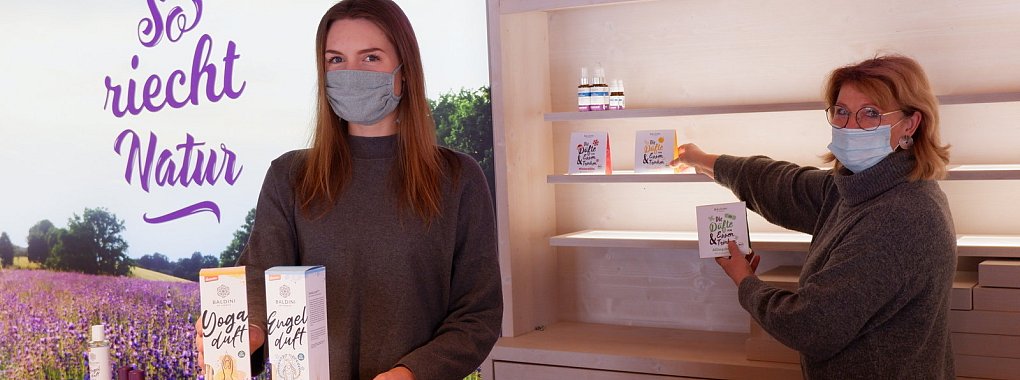 Auszubildende Kira Eilers (links) und Vertriebsmitarbeiterin Susanne Dorn räumen für das Foto schon mal den Shop ein. Sobald Corona es zulässt, kann hier gestöbert werden. - © Lorraine Brinkmann