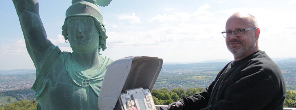 André Brünger von der Firma Begemann's Mietlieft steuert den Hubsteiger souverän auf 45 Meter Höhe. - © Karolina Schmidt